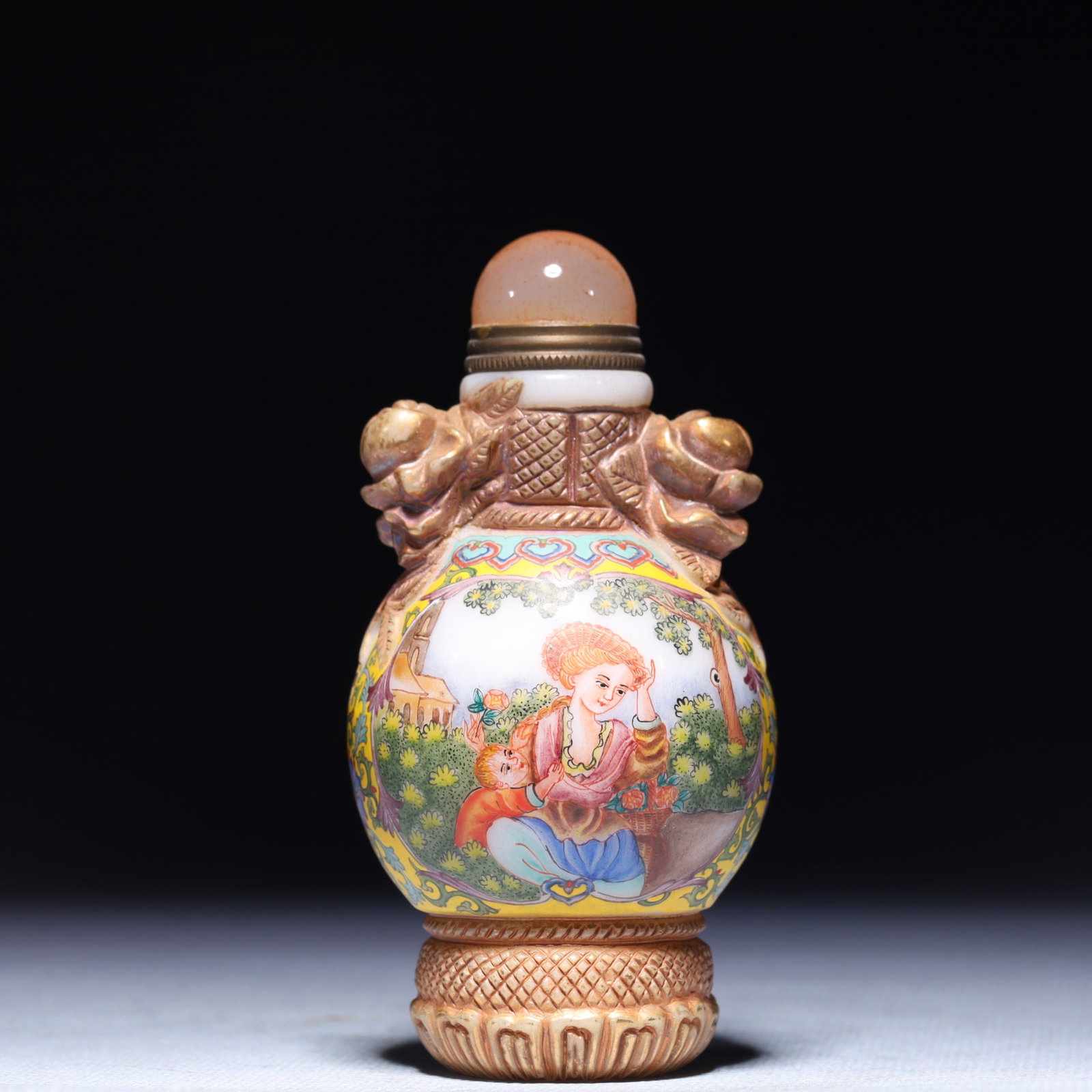 An Exquisite Glass Figure Pattern Snuff Bottle: An Exquisite Glass Figure Pattern Snuff Bottle,Qing Dynasty,China,Size:2inx1.6inx3.5in,Weight:124.2g 琉璃人物纹鼻烟壶,中国清代