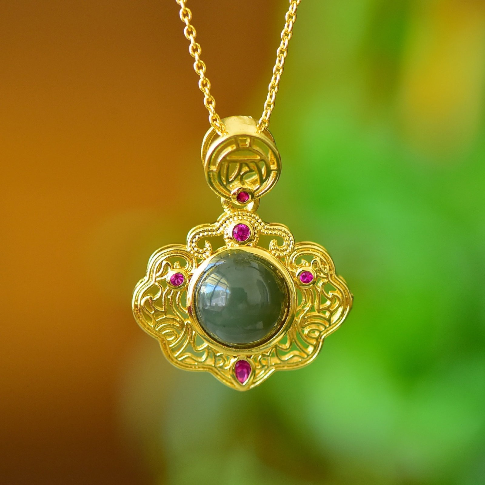 An Exquisite Bronze-Gold Plated Inlaid Green Jade Necklace,Inlaid Gems: An Exquisite Bronze-Gold Plated Inlaid Green Jade Necklace,Inlaid Gems,Size:10mmx10mm 铜镀金镶青玉项链,嵌宝石