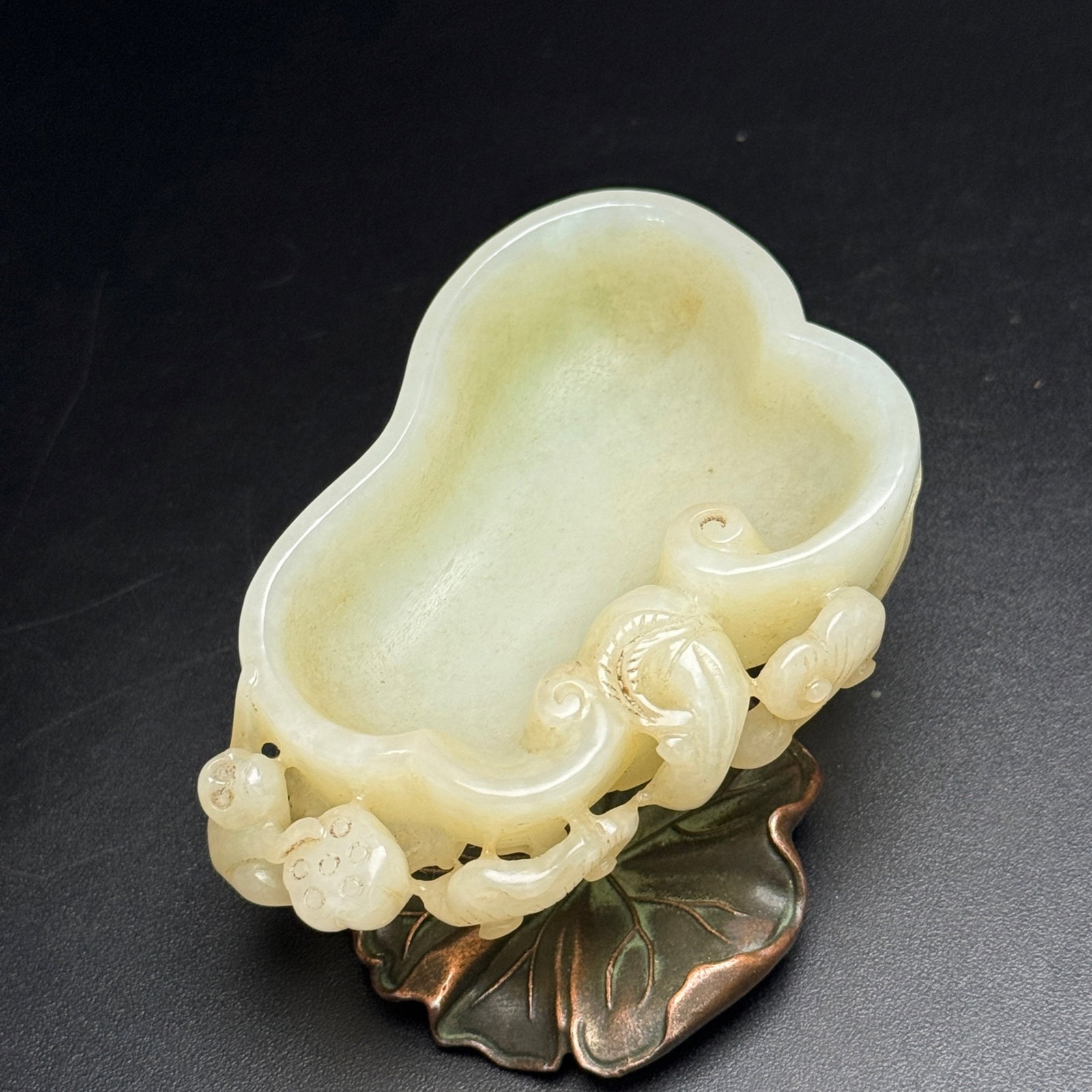 An Exquisite White Jade Ganoderma lucidum Pattern Brush Washer: An Exquisite White Jade Ganoderma lucidum Pattern Brush Washer,Qing Dynasty,China,Size:86mmx55mmx20mm,Weight:106g