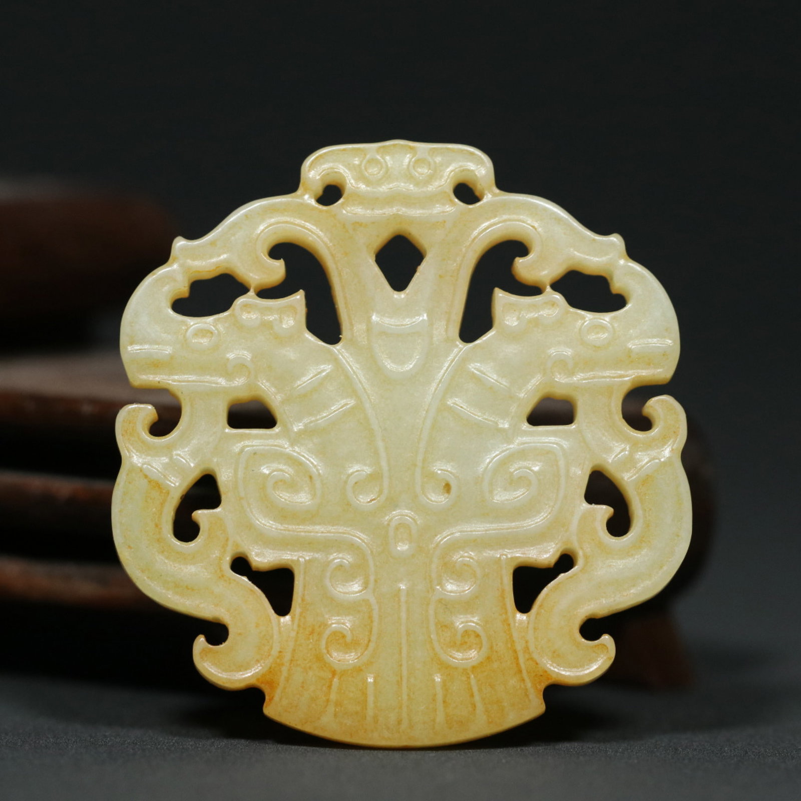 An Exquisite White Jade Dragon Pattern Pendant: An Exquisite White Jade Dragon Pattern Pendant,Qing Dynasty,China,Size:2inx1.9inx0.2in,Weight:25.2g 白玉龙纹挂件,中国清代