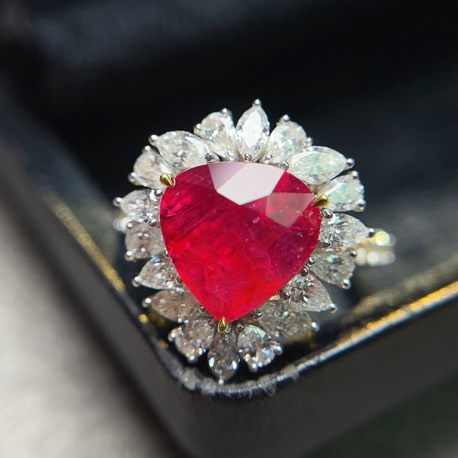 A Exquisite 18k Gold Inlaid 4.25ct Natural Ruby and 1.660ct Diamond Ring: A Exquisite 18k Gold Inlaid 4.25ct Natural Ruby and 1.660ct Diamond Ring,Total Weight:7.31g 18k金镶 4.25ct 天然红宝石和 1.660ct