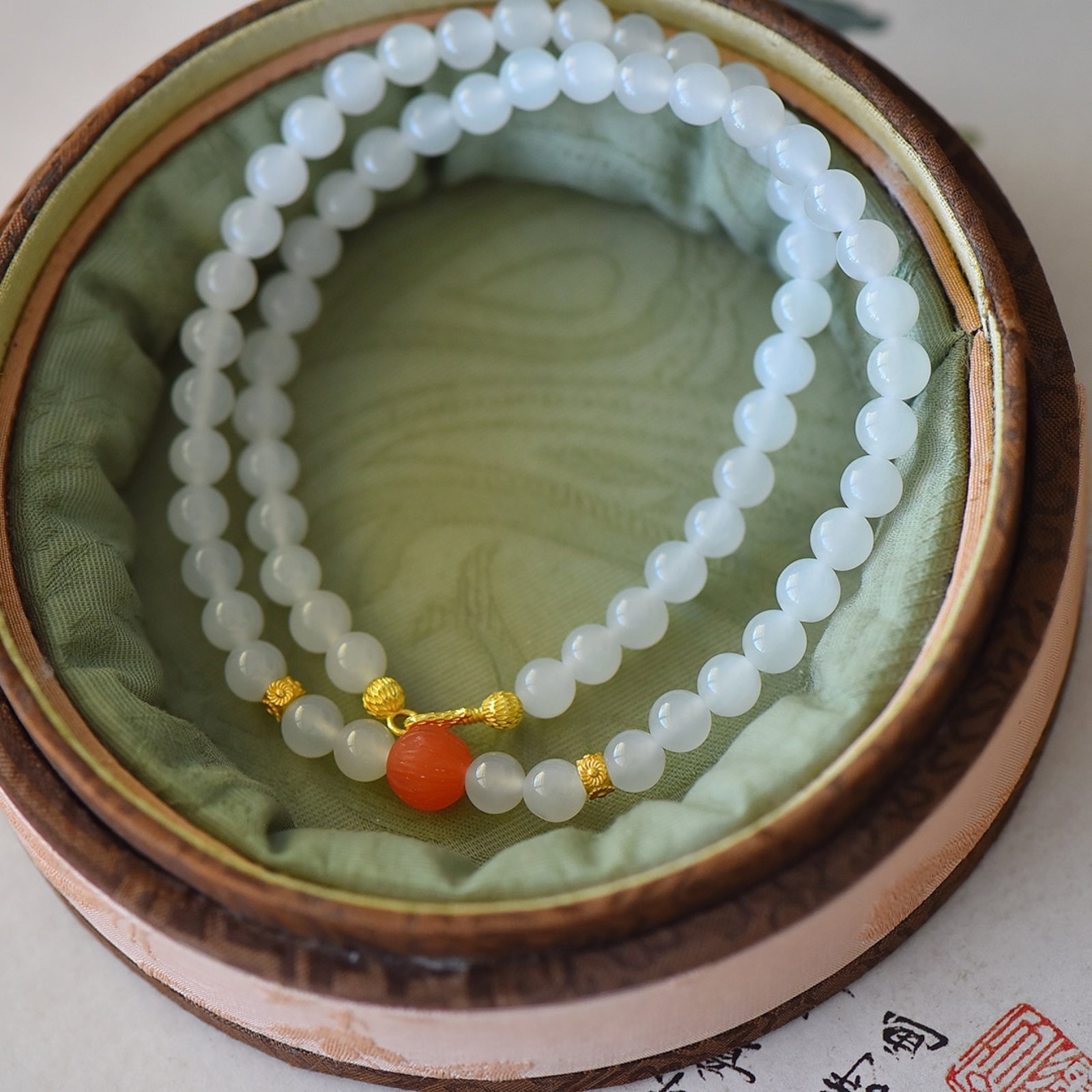 An Exquisite White Jade Bracelets,With Agate: An Exquisite White Jade Bracelets,With Agate,Size:6mm 白玉手串,配玛瑙