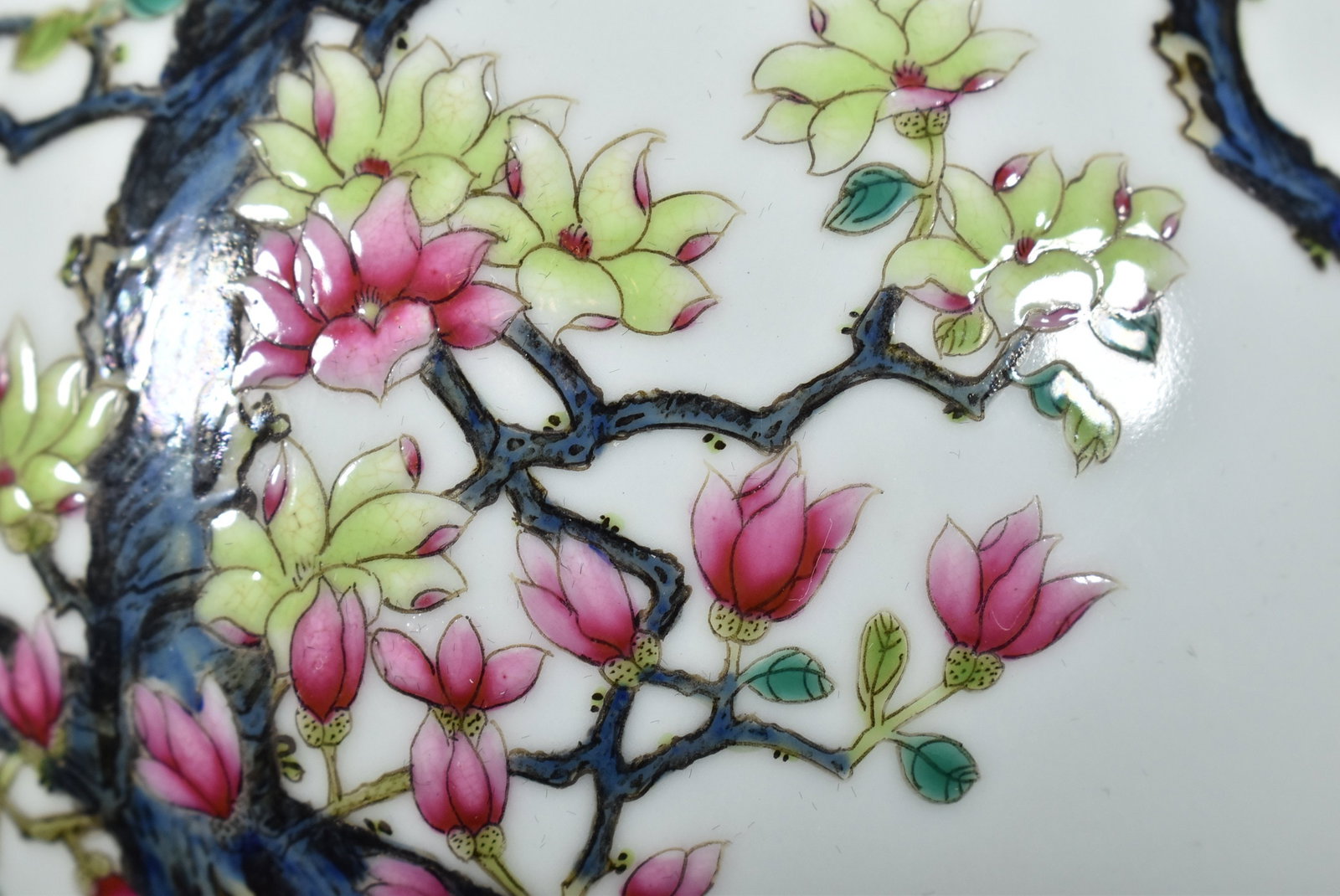 An Exquisite Enamel Flower Pattern Vase - 6