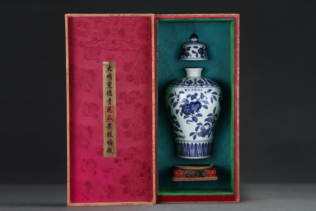 An Exquisite Blue and White Melon and Fruit Pattern Vase: An Exquisite Blue and White Melon and Fruit Pattern VaseMing Dynasty, China,Size:12.8inx7.1in,青花瓜果纹瓶,中国明代,