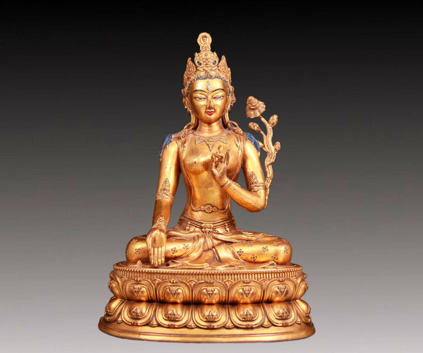 A solemn gilt bronze statue of Tara: A solemn gilt bronze statue of Tara,Kangxi seven-character mark,Ming Dynasty,China. Tara has an elegant posture,with a peaceful and compassionate expression. Her face is soft and A solemn,and her