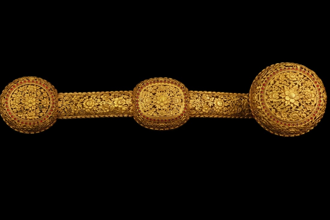 An Exquisite Filigree and Gilding Flower Pattern Ruyi Ornament,Inlaid Gems: An Exquisite Filigree and Gilding Flower Pattern Ruyi Ornament,Inlaid Gems,Qing Dynasty,China,Size:18.5inx4.7inx3.7in,Weight:1051g,花丝鎏金花卉纹如ø
