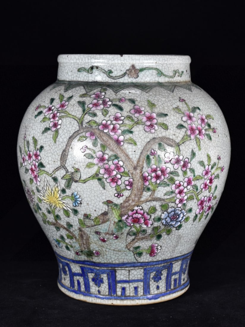 An Exquisite Famille-Rose Flower and Bird Pattern Jar: An Exquisite Famille-Rose Flower and Bird Pattern Jar,Qing Dynasty,China,Size:11.8inx10.2in,粉彩花鸟纹罐,中国清代