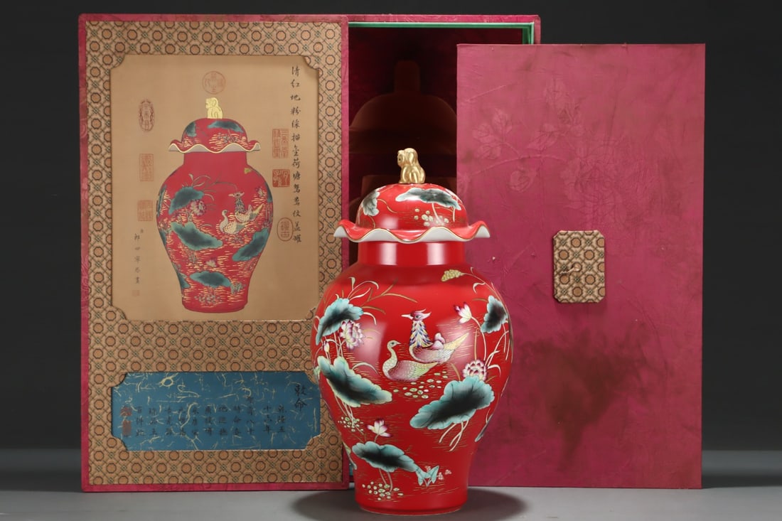 An Exquisite Famille-Rose Painted Gold Flower and Bird Pattern with Cover Jar: An Exquisite Famille-Rose Painted Gold Flower and Bird Pattern with Cover JarQing Dynasty, China, Yongzheng Four-character MarkSize:19.1inx10.7in,粉彩描金花鸟ಬ