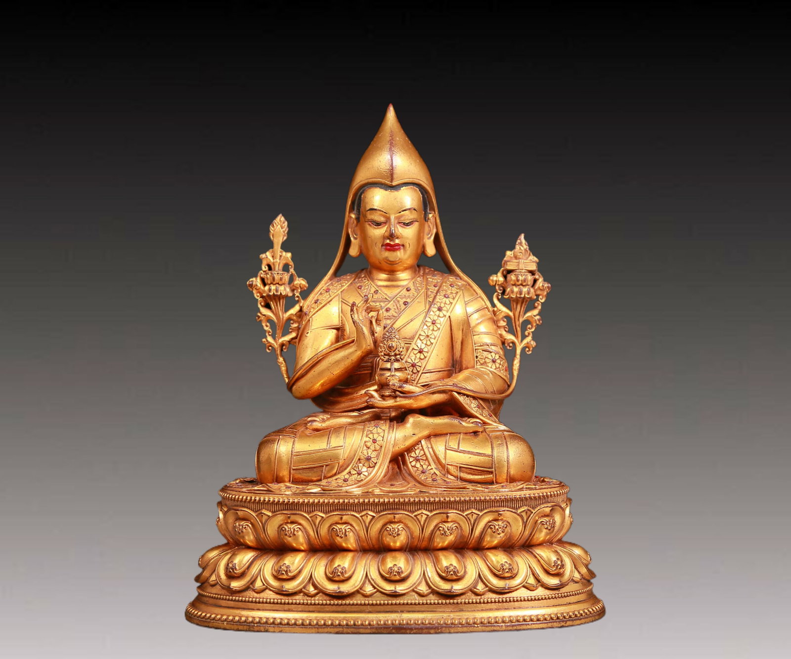 A solemn gilt bronze statue of Tsongkhapa: A solemn gilt bronze statue of Tsongkhapa,Qianlong mark,Qing Dynasty,China,with Tsongkhapa sitting on a lotus seat. Put your hands on your chest to express meditation and prayer. The sculptures are