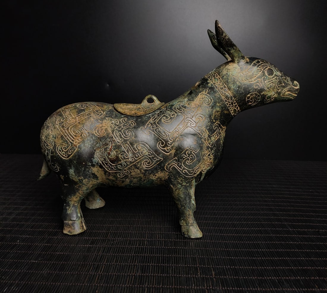 An Exquisite Bronze Auspicious Animal Ornament: An Exquisite Bronze Auspicious Animal Ornament,Shang and Zhou Dynasties of China,Size:8.7inx11.8in,Weight:2300g,青铜瑞兽摆件,中国商周时