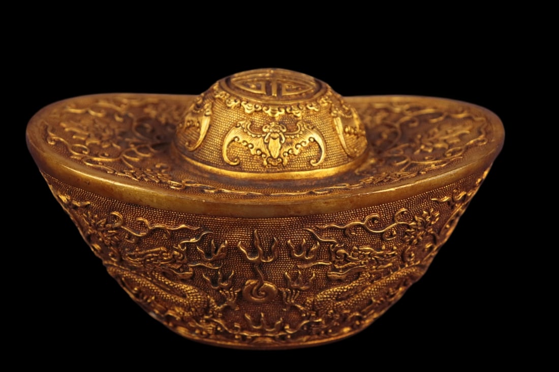 An Exquisite Gilt Bronze Dragon Pattern Ingot Ornament (1 of 9)
