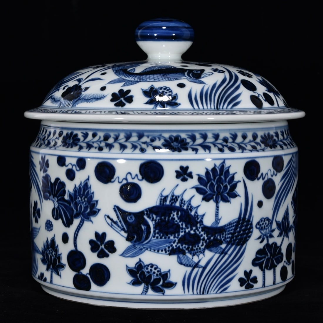 An Exquisite Blue and White Hornwort Pattern Jar: An Exquisite Blue and White Hornwort Pattern Jar,Yuan Dynasty,China,With Mark,Size:7.9inx7.1in,青花鱼藻纹罐,中国元代,带款