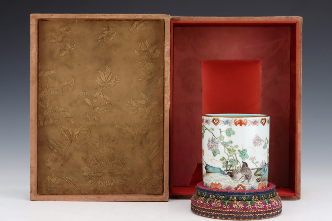 An Exquisite Famille-Rose Flower and Bird Pattern Brush Pot: An Exquisite Famille-Rose Flower and Bird Pattern Brush PotQing Dynasty, China,Guangxu Six-character Mark,Size:3.4inx3.1in,粉彩花鸟纹笔筒,中国