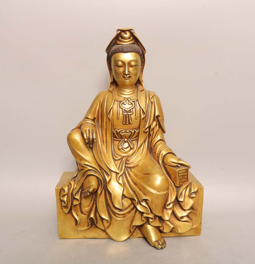 An Exquisite Gilt Bronze Statue of Avalokitesvara: An Exquisite Gilt Bronze Statue of Avalokitesvara,Ming Dynasty,China,with Yongle Six-character Mark,Size:14.2inx9.8in,Weight:9450g,铜鎏金观音像,中国