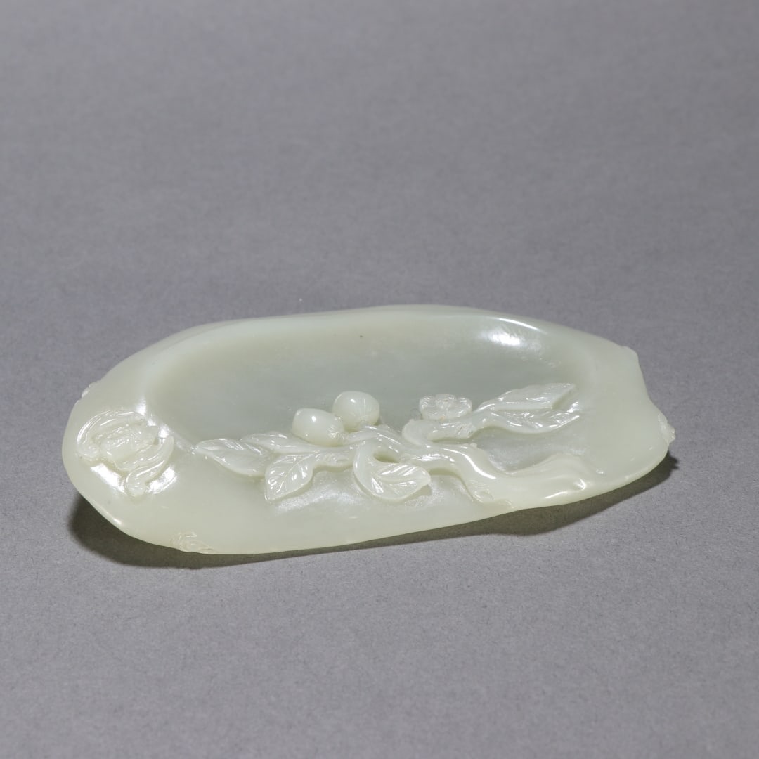An Exquisite White Jade Peach Pattern Brush Wiper: An Exquisite White Jade Peach Pattern Brush Wiper,Qing Dynasty,China,Size:4.7inx2.7in,白玉桃子纹笔舔,中国清代