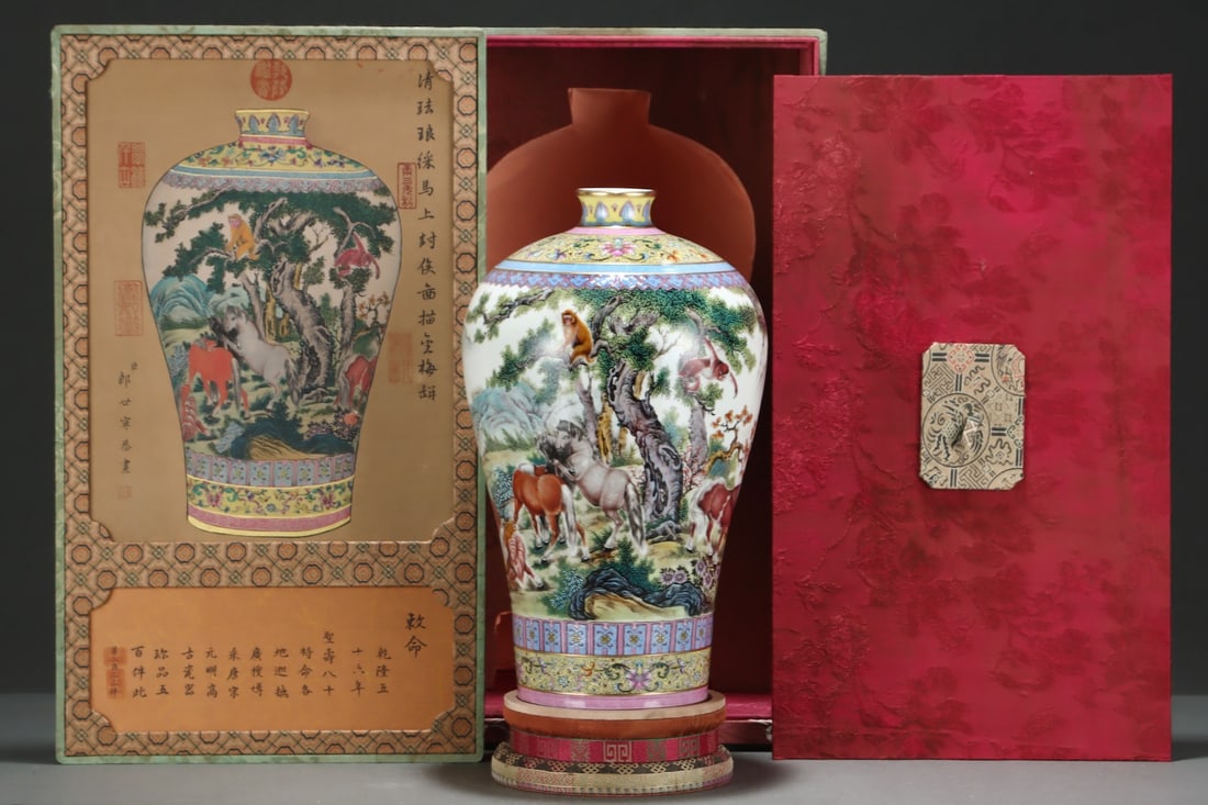 An Exquisite Enamel Painted Gold Animal Pattern Lotus Pattern Vase: An Exquisite Enamel Painted Gold Animal Pattern Lotus Pattern VaseQing Dynasty, China, Qianlong Six-character MarkSize:13.7inx8.3in,珐琅彩描金动物纹 