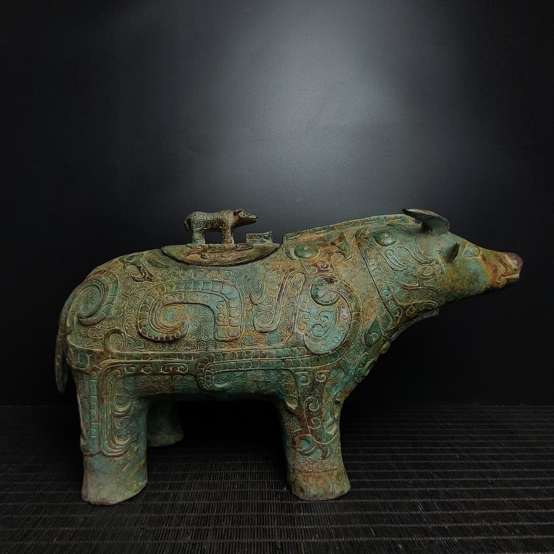 An Exquisite Bronze Auspicious Animal Ornament: An Exquisite Bronze Auspicious Animal Ornament,Shang and Zhou Dynasties of China,Size:9.1inx16.5in,Weight:5400g,青铜瑞兽摆件,中国商周时