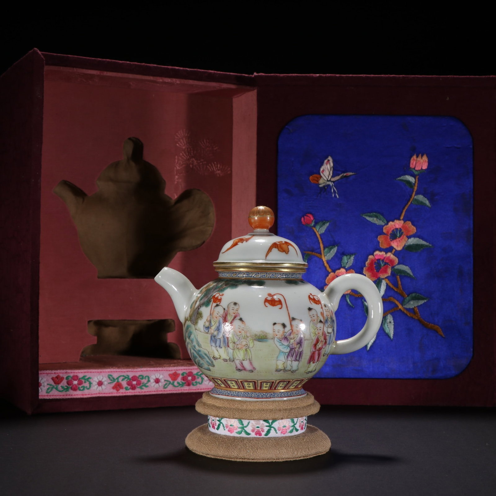 An Exquisite Famille-Rose Painted Gold Character and Story Pattern Teapot: An Exquisite Famille-Rose Painted Gold Character and Story Pattern Teapot,Qing Dynasty,China,with Qianlong Six-character Mark,Size:3.9inx4.7in,粉彩描金人物故&