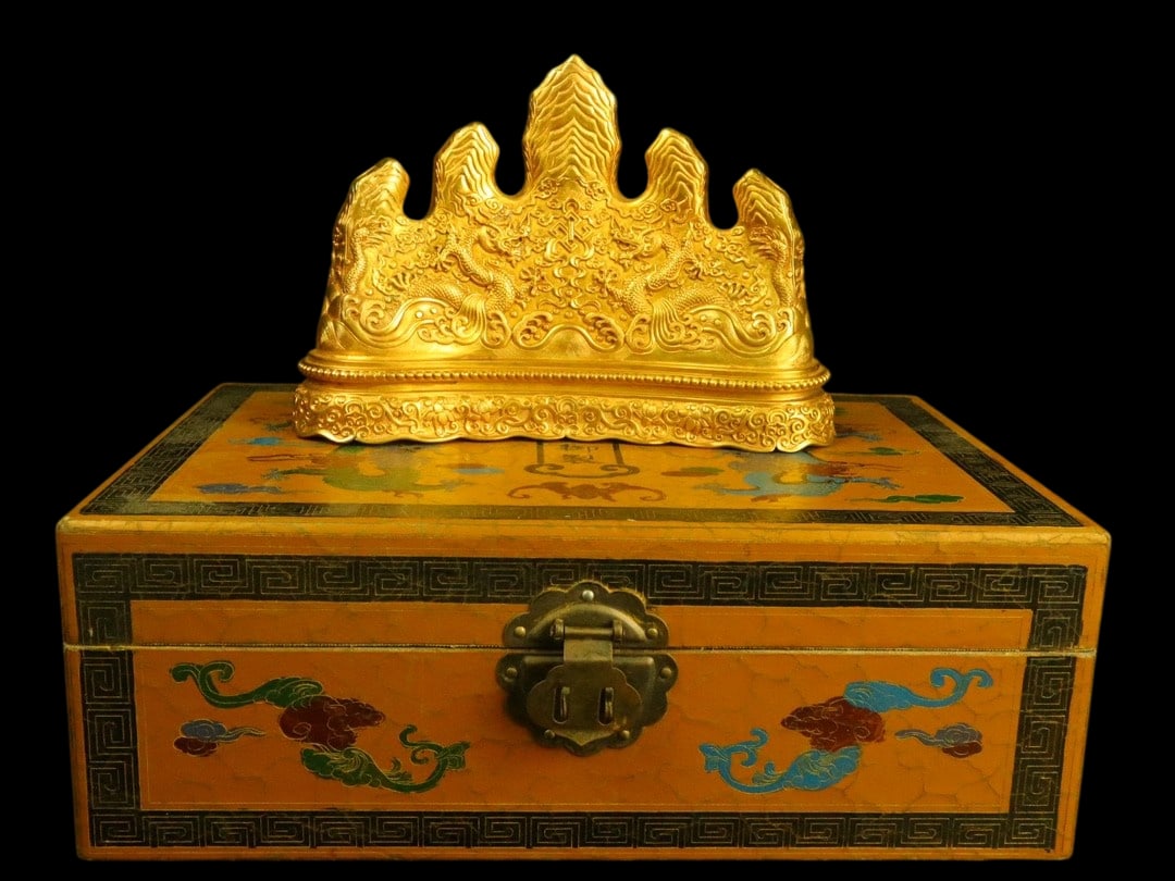 An Exquisite Gilt Bronze Dragon Pattern Brush Holder: An Exquisite Gilt Bronze Dragon Pattern Brush Holder,Qing Dynasty,China,with Qianlong Four-character Mark,Size:8.7inx2.8inx6.3in,Weight:1500g,铜鎏金龙纹笔架,&