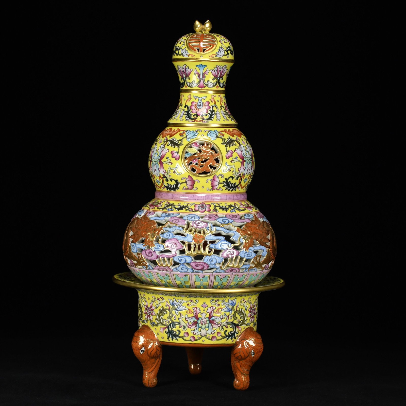 An Exquisite Enamel Gilded Lotus Pattern Dragon Pattern Gourd Vase: An Exquisite Enamel Gilded Lotus Pattern Dragon Pattern Gourd Vase,Qing Dynasty,China,with Qianlong Four-character Mark,Size:16.9inx7.9in,珐琅彩鎏金缠枝ഫ