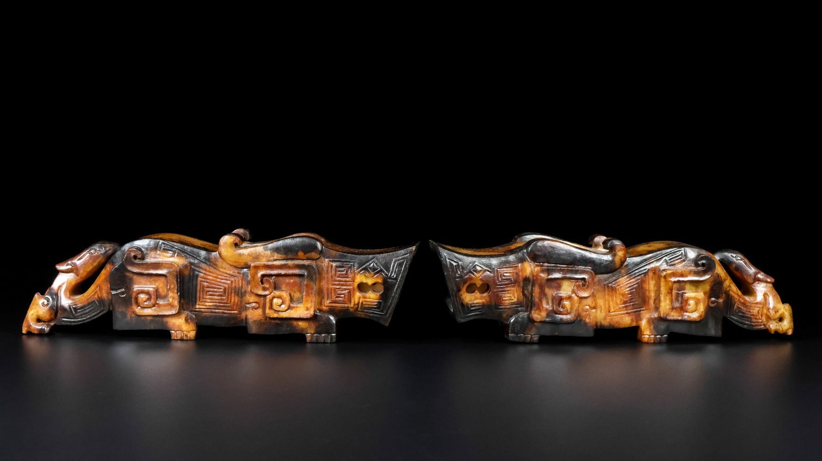 A Pair of Exquisite White Jade Tiger Ornaments: A Pair of Exquisite White Jade Tiger Ornaments,Shang and Zhou Dynasties of China,Size:9.5inx2.7inx2.2in*2,Weight:2610g,一对白玉老虎摆件,中国
