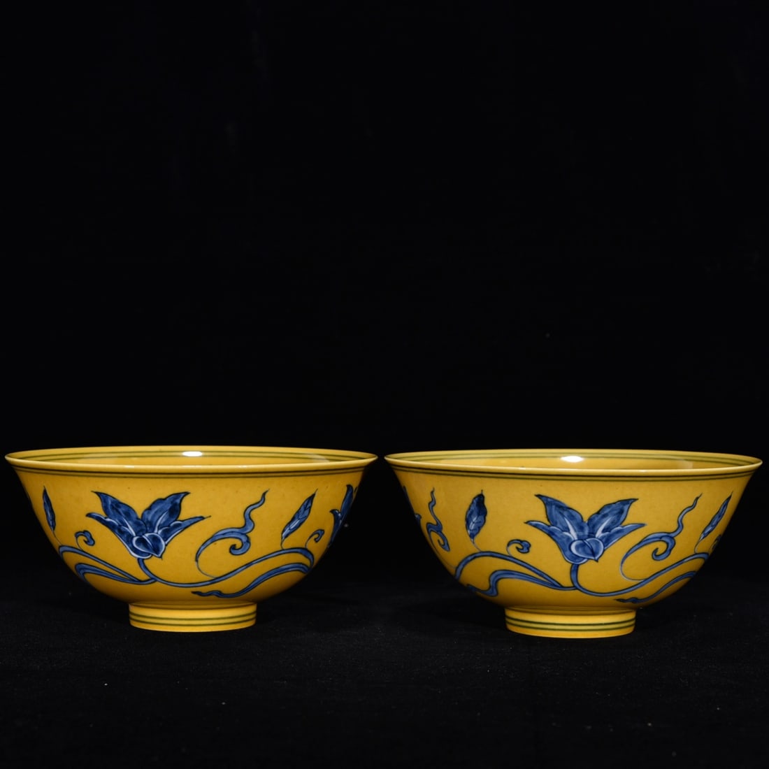 A Pair of Exquisite Blue and White Flower Pattern Bowls: A Pair of Exquisite Blue and White Flower Pattern Bowls,Ming Dynasty,China,with Chenghua Six-character Mark,Size:2.6inx5.7in,一对青花花卉纹碗,中&#