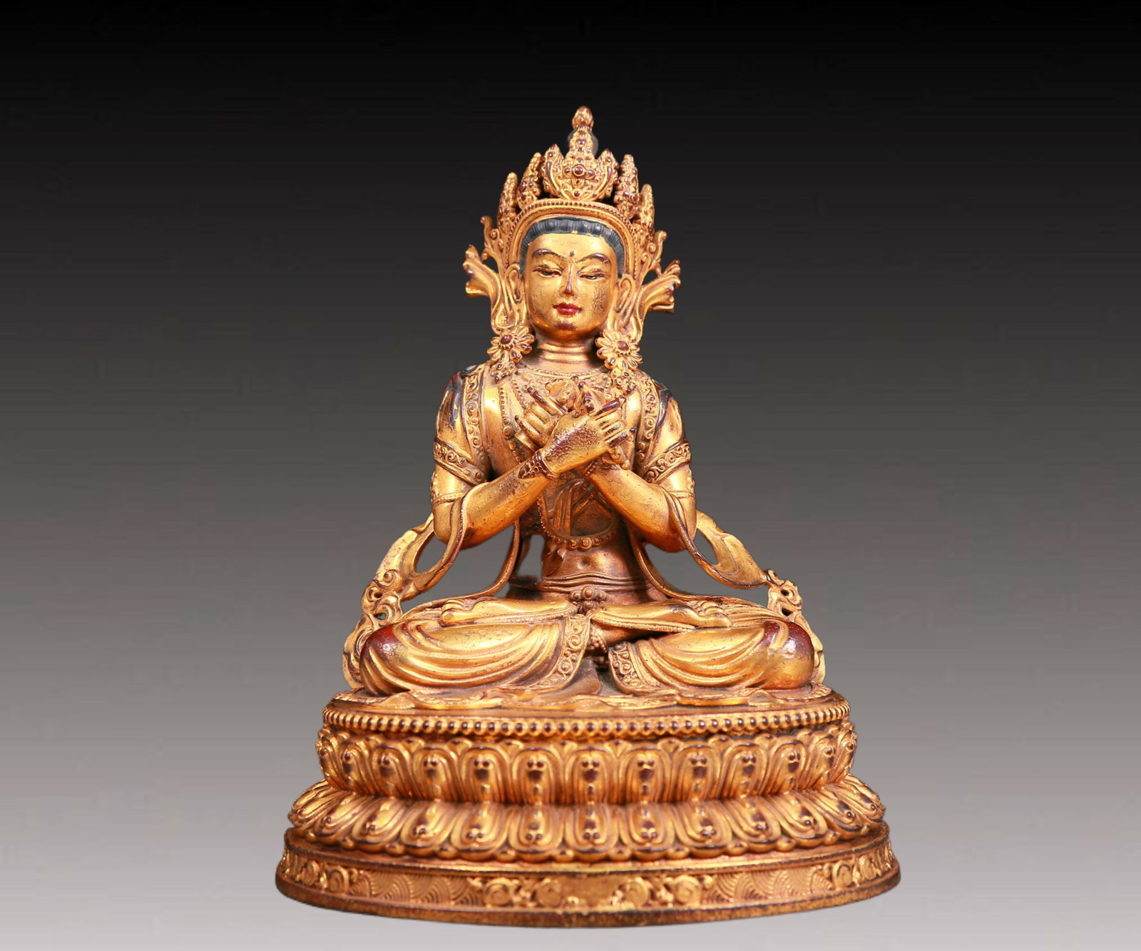 A solemn gilt bronze statue of Vajrasattva: A solemn gilt-bronze Vajrasattva statue,Kangxi seven-character mark,Qing Dynasty,China. The Buddha's face hasA solemn expression and his eyes are deep,emitting the mysterious light of compassion and w