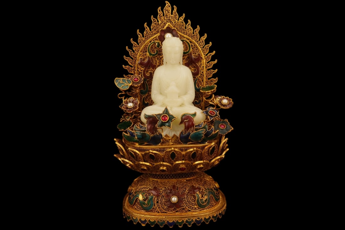 An Exquisite Filigree and Gilding Inlaid White Jade Buddha Statue,Inlaid Gems: An Exquisite Filigree and Gilding Inlaid White Jade Buddha Statue,Inlaid Gems,Qing Dynasty,China,with Qianlong Four-character Mark,Size:4.7inx3.5inx7.9in,Weight:651g,花丝鎏金&#