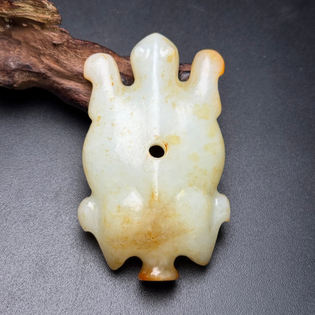 An Exquisite White Jade Turtle Shape Pendant: An Exquisite White Jade Turtle Shape Pendant,Qing Dynasty,China,Size:3inx1.8inx0.7in,Weight:85g,白玉龟形挂件,中国清代