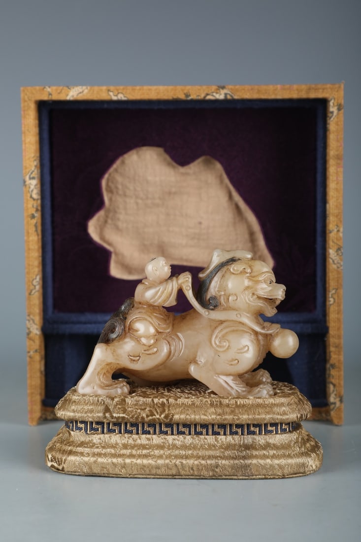 An Exquisite Lotus Stone Auspicious Animal Ornament