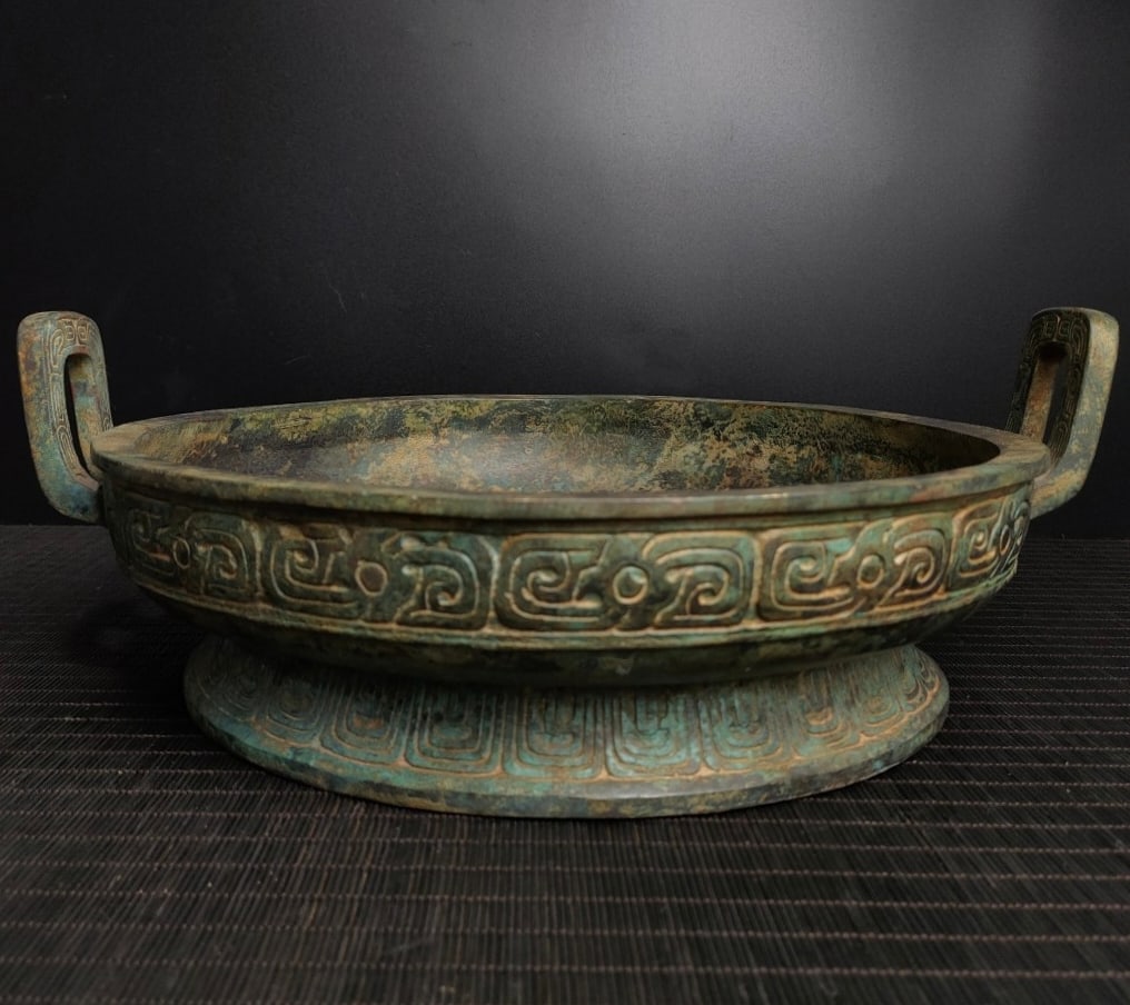 An Exquisite Bronze Double-Ears Plate,With Inscription: An Exquisite Bronze Double-Ears Plate,With Inscription,Shang and Zhou Dynasties of China,Size:5.5inx15.4in,Weight:6900g,青铜双耳盘,带铭文,中ࢲ