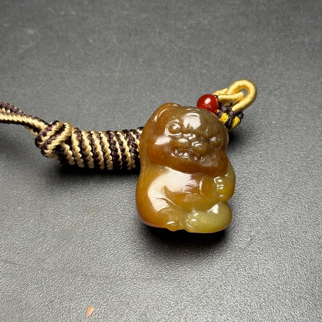 An Exquisite White Jade Auspicious Animal Pendant: An Exquisite White Jade Auspicious Animal Pendant,Han Dynasty,China,Size:1.2inx0.9inx0.7in,Weight:22g,白玉瑞兽挂件,中国汉代