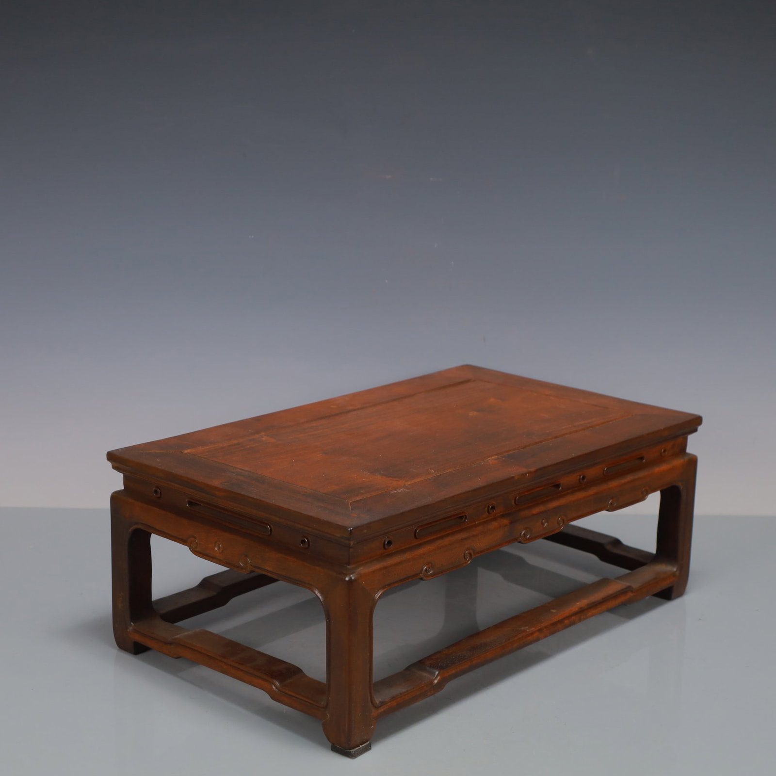 An Exquisite Zitanwood Table: An Exquisite Zitanwood Table,Qing Dynasty,China,Size:15inx9.1inx5.9in,Weight:1750g,紫檀木桌子,中国清代