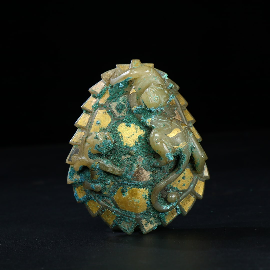 An Exquisite White Jade Gold-Inlaid Tortoise Shell Ornament (1 of 9)