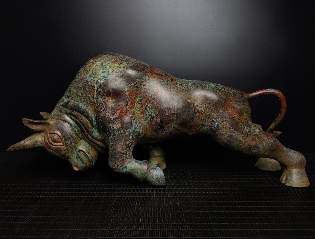 An Exquisite Bronze Buffalo Ornament: An Exquisite Bronze Buffalo Ornament,the Warring States period in China,Size:7.9inx17.7inx4.3in,Weight:3300g,青铜牛摆件,中国战国时期