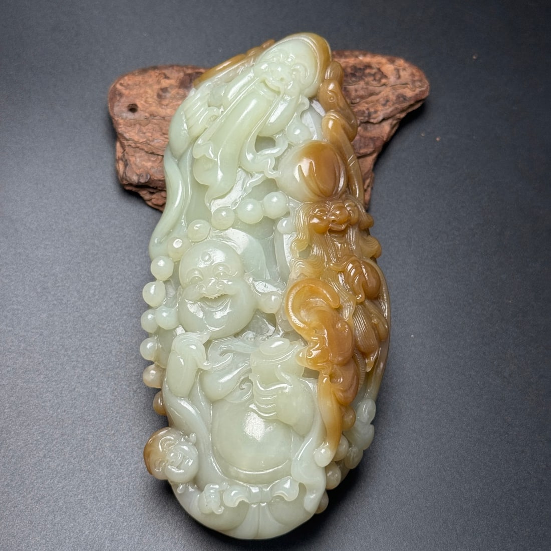 An Exquisite White Jade Figure Pattern Ornament: An Exquisite White Jade Figure Pattern Ornament,Qing Dynasty,China,Size:5.2inx2.4inx1.6in,Weight:394g,白玉人物纹摆件,中国清代