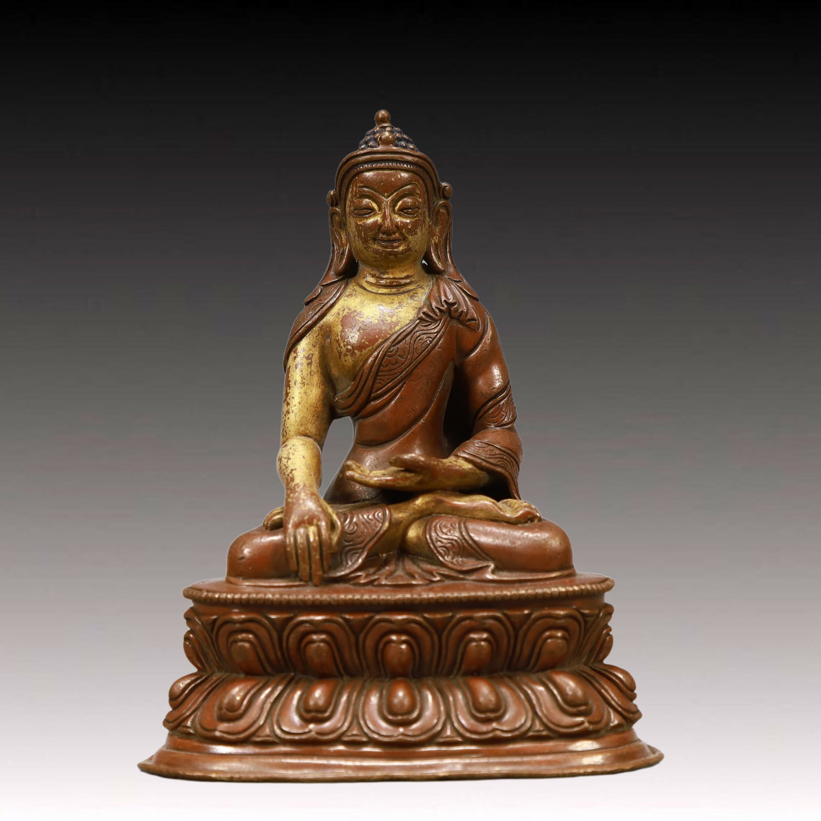 A Solemn Gilt Bronze Statue of Amitayus: A Solemn Gilt Bronze Statue of Amitayus,Qing Dynasty,China,Size:4.1inx3.1inx5.5in,Weight:550g,铜鎏金无量寿佛像,中国清代