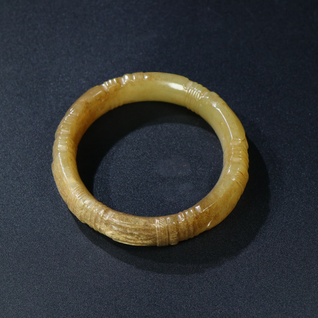 An Exquisite White Jade Cicada Pattern Bracelets: An Exquisite White Jade Cicada Pattern Bracelets,Han Dynasty,China,Size:0.6inx0.4in,(inside diameter)2.3in,Weight:75g,白玉蝉纹手镯,中国汉代