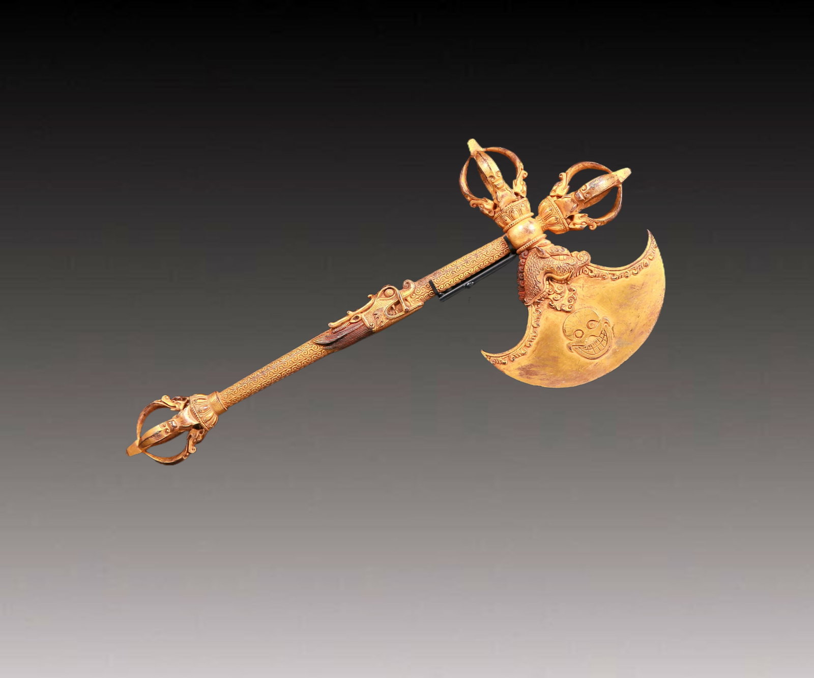 An exquisite gilt bronze instrument: An exquisite gilt bronze ritual vessel with inscriptions,Qing Dynasty,China. The surface has been carefully carved,vividly demonstrating the superb skills of the craftsman. It has its own unique meani