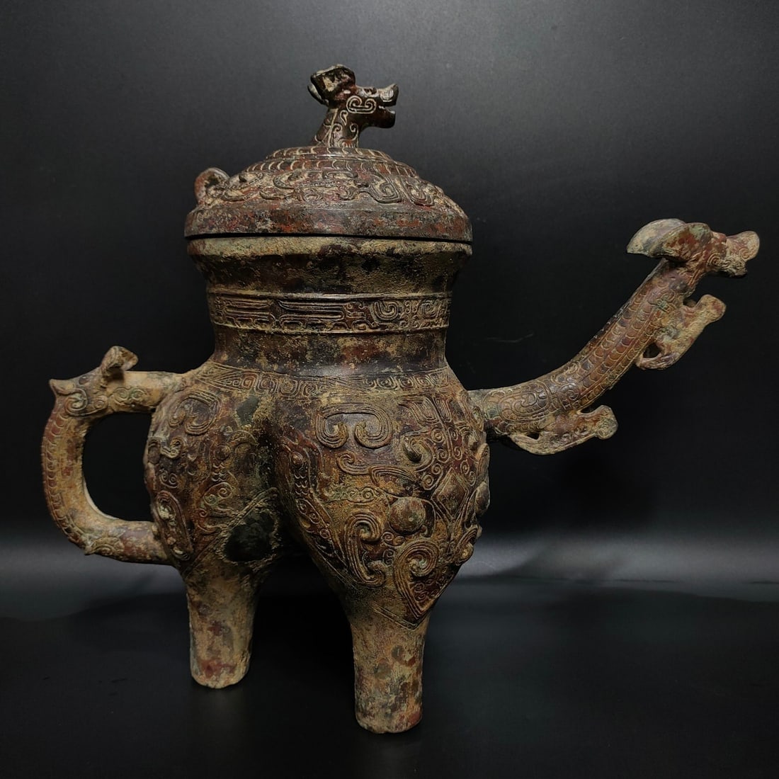 An Exquisite Bronze Dragon Pattern Ewer: An Exquisite Bronze Dragon Pattern Ewer,Shang and Zhou Dynasties of China,Size:11.4inx13.4in,Weight:2500g,青铜龙纹执壶,中国商周时ć
