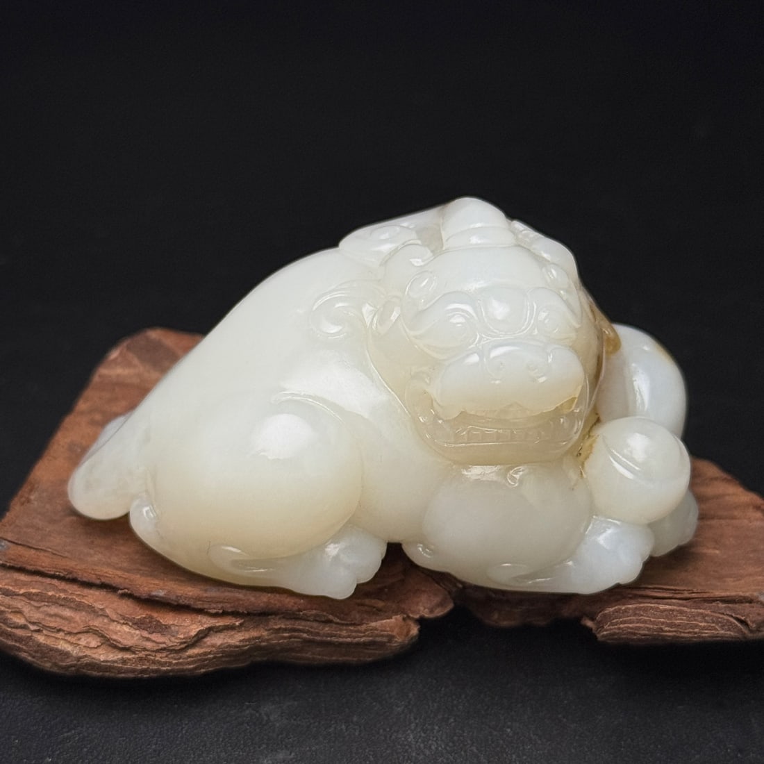 An Exquisite White Jade Wealth-Attracting Creature Ornament: An Exquisite White Jade Wealth-Attracting Creature Ornament,Qing Dynasty,China,Size:2.8inx1.7inx1.5in,Weight:151g,白玉貔貅摆件,中国清代