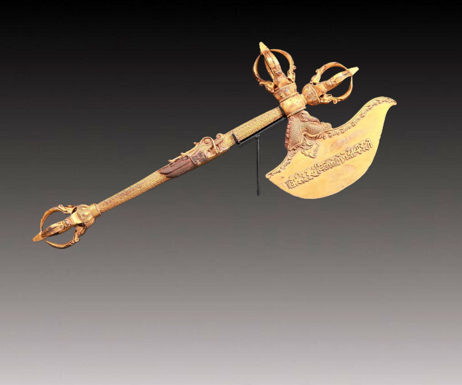 An exquisite gilt bronze instrument: An exquisite gilt bronze ritual vessel with inscriptions,Qing Dynasty,China. The surface has been carefully carved,vividly demonstrating the superb skills of the craftsman. It has its own unique