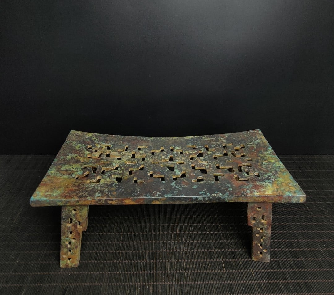 An Exquisite Bronze Base: An Exquisite Bronze Base,the Warring States period in China,Size:4.3inx11.8in,Weight:1900g,青铜底座,中国战国时期