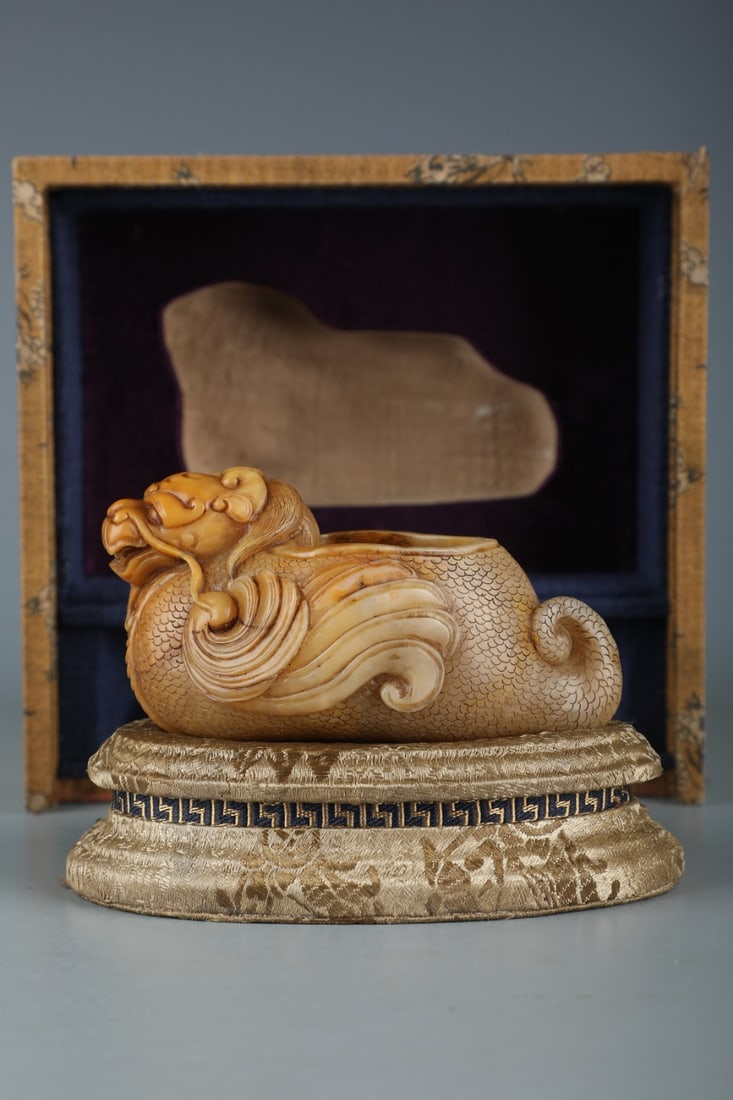 An Exquisite Lotus Stone Dragon Pattern Brush Washer: An Exquisite Lotus Stone Dragon Pattern Brush Washer,Qing Dynasty,China,Size:2.2inx4.3in,Weight:342g,芙蓉石龙纹笔洗,中国清代