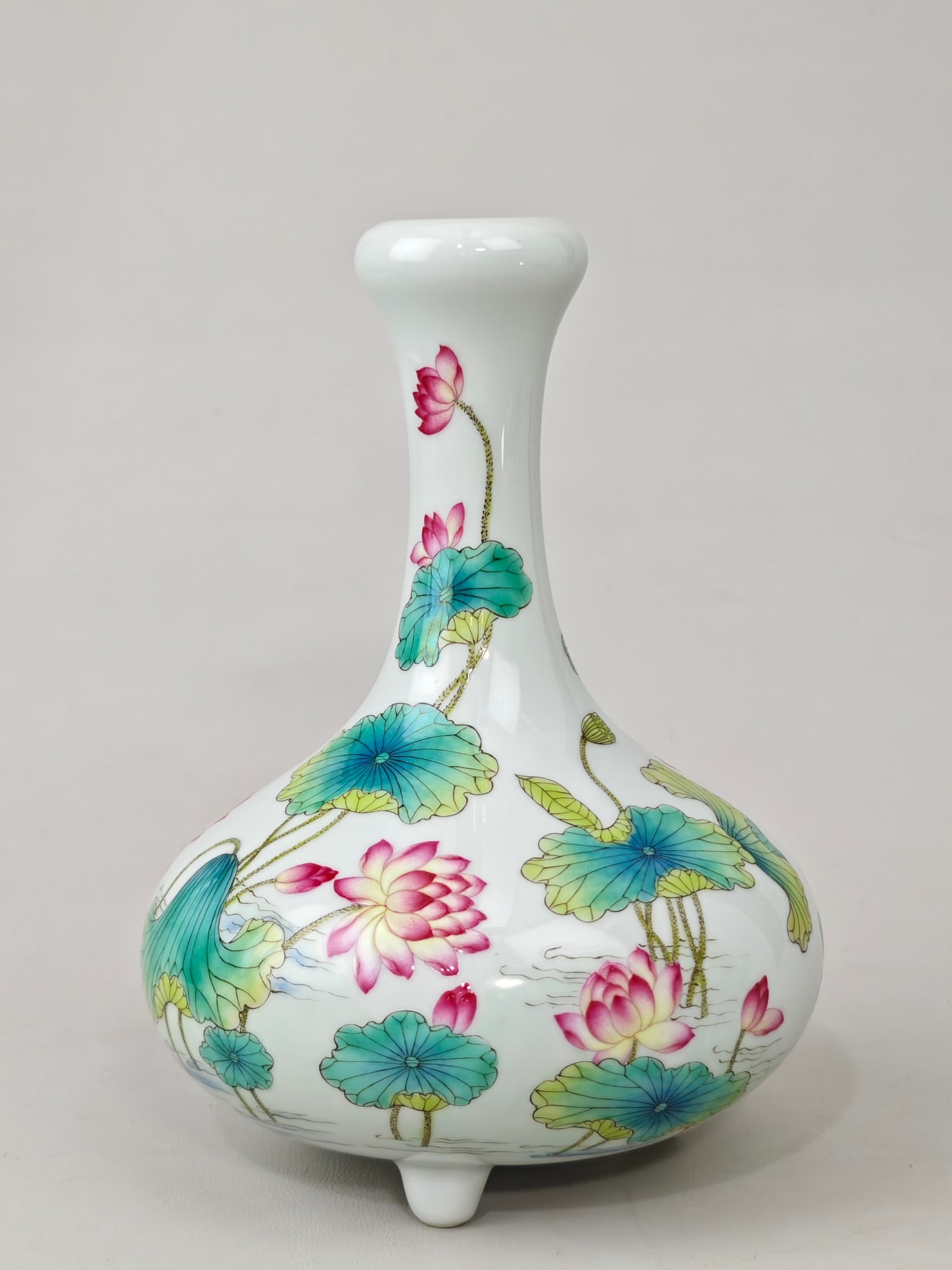 Famille-Rose Flower Pattern Vase: Famille-Rose Flower Pattern Vase,Qing Dynasty,China,with Qianlong Six-character Mark,Size:7.2inx5.1in 粉彩花卉纹瓶,中国清代,带乾