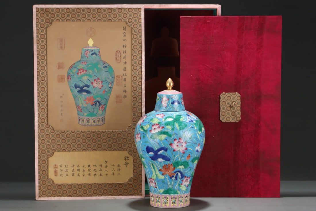 An Exquisite Famille-Rose Flower Pattern with Cover Vase: An Exquisite Famille-Rose Flower Pattern with Cover VaseQing Dynasty, China, Qianlong Six-character MarkSize:16.5inx10.7in,粉彩花卉纹带盖瓶,中