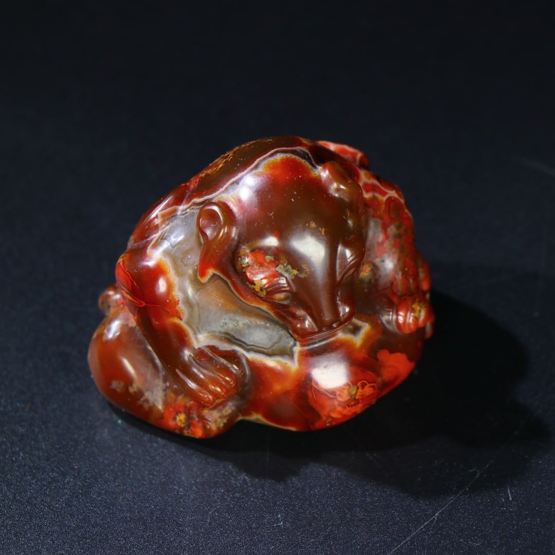 An Exquisite Agate Auspicious Animal Ornament: An Exquisite Agate Auspicious Animal Ornament,the Warring States period in China,Size:2.1inx1.7inx1.5in,Weight:101g,玛瑙瑞兽摆件,中国战国