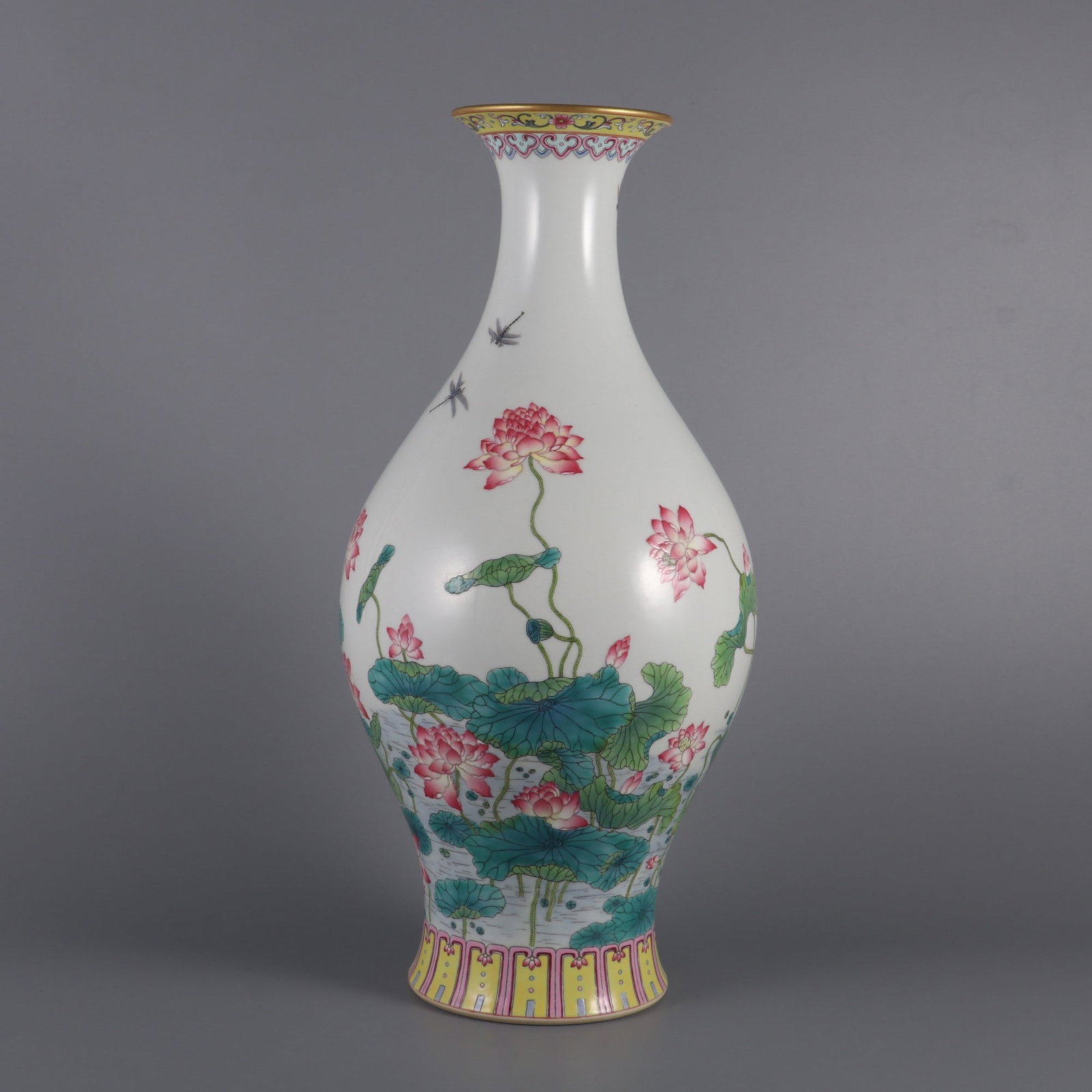 An Exquisite Famille-Rose Flower Pattern Vase: An Exquisite Famille-Rose Flower Pattern Vase,Qing Dynasty,China,Yongzheng Six-character Mark,Size:15.7inx7.1in,粉彩花卉纹瓶,中国清代,༔