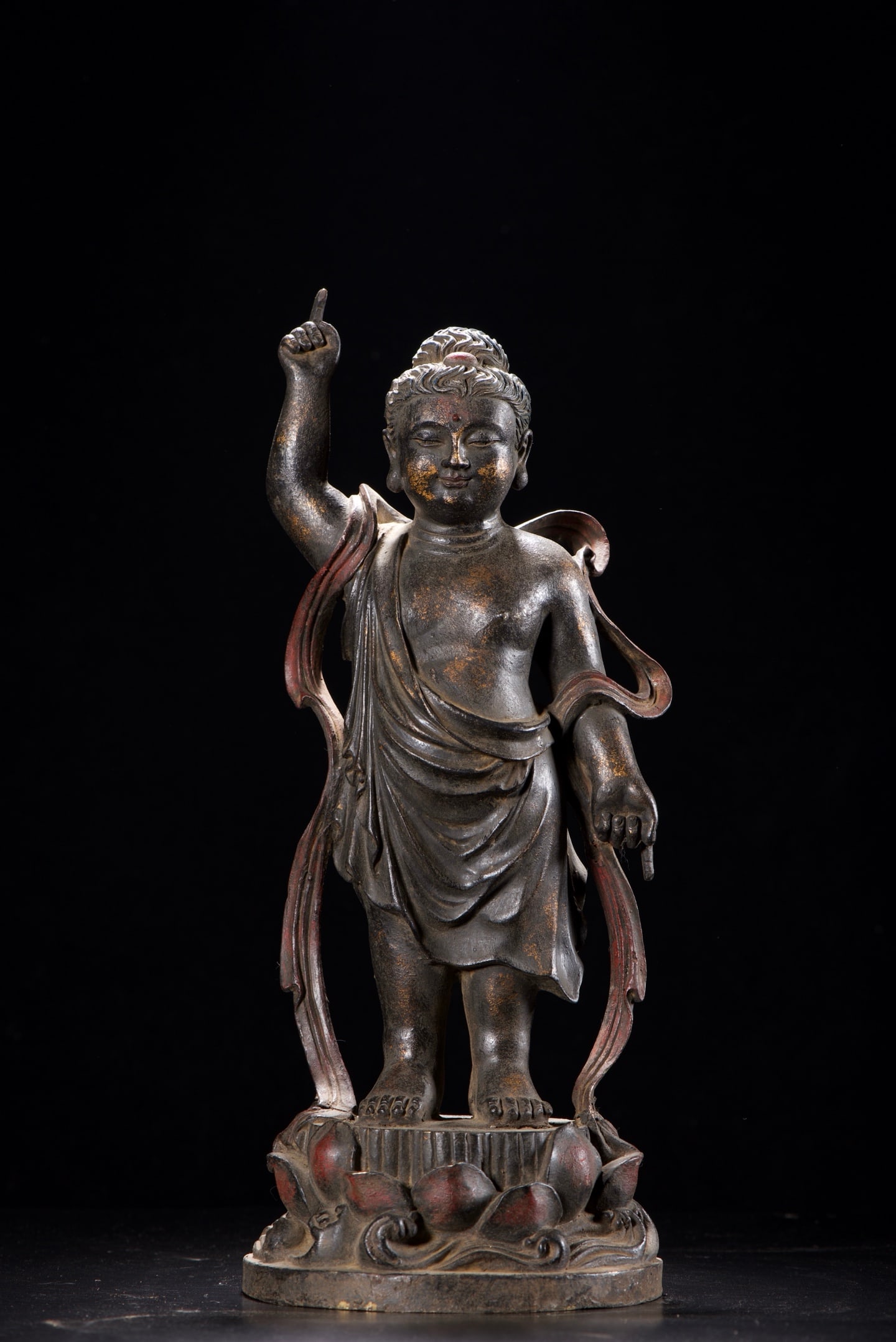 An Exquisite Gilt Bronze Buddha Statue: An Exquisite Gilt Bronze Buddha Statue,Qing Dynasty,China,Size:16.1inx6.7inx6.3in,Weight:4055g,铜鎏金佛像,中国清代