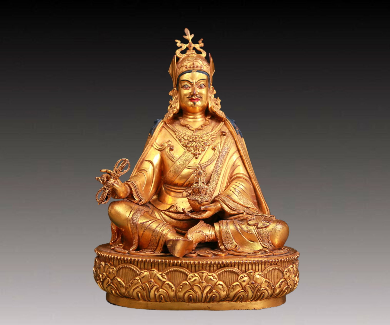 A solemn gilt bronze statue of Padmasambhava: A solemn gilt bronze statue of Padmasambhava,Kangxi seven-character mark,Qing Dynasty,China. Padmasambhava is sitting on the lotus throne,A solemn and A solemn,withA solemn expression,exuding a